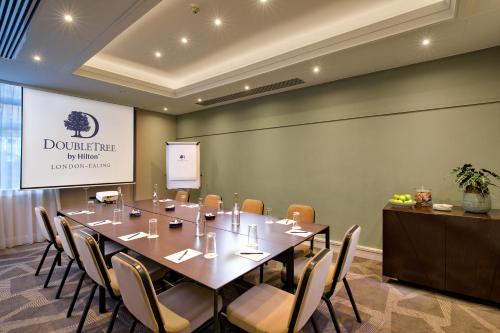 Zona business o sala de conferencias en DoubleTree by Hilton London Ealing