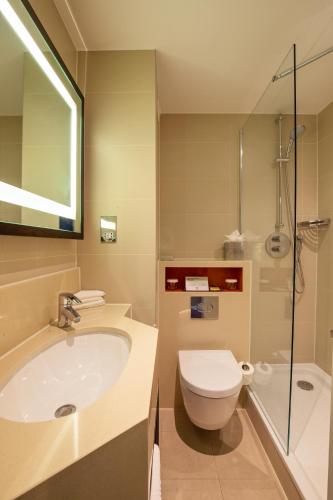 Un baño de DoubleTree by Hilton London Ealing