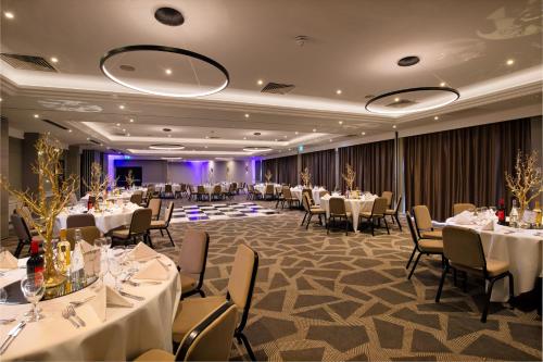 Un restaurante o sitio para comer en DoubleTree by Hilton London Ealing