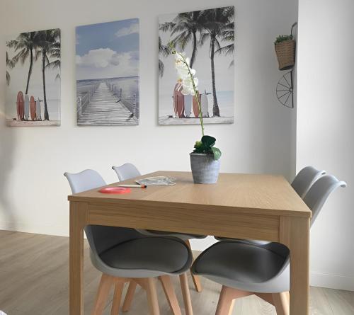 a dining room with a wooden table and chairs at Salberdin 6 Apartamento en nueva zona residencial en Zarautz by Egona in Zarautz