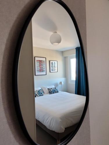 Una cama o camas en una habitación de Hôtel Port Haliguen