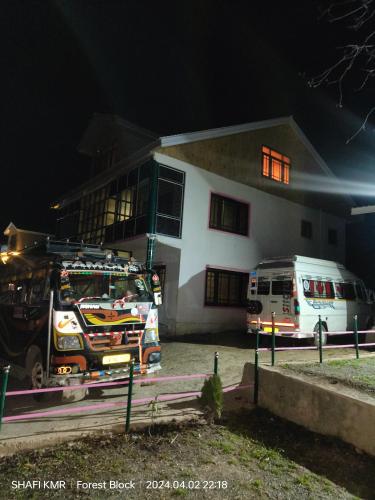 een eetwagen geparkeerd voor een huis 's nachts bij Hotel pahalgam star in Pahalgām