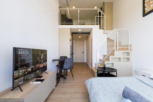 un piccolo appartamento con una camera da letto e una scala di loft高级公寓 近jodd 夜市 500mbps Wi-Fi 双床 a Ban Wang Sai