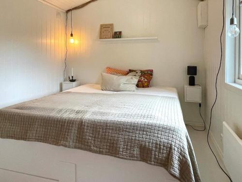 - une chambre blanche avec un lit dans l'établissement Holiday home Mönsterås VII, à Mönsterås