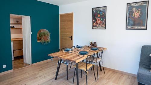une salle à manger avec une table et des chaises en bois dans l'établissement L'appart - Les Lodges de Praly, aux Ollières-sur-Eyrieux