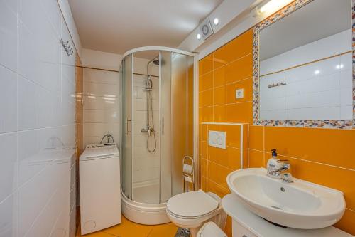 y baño con lavabo, aseo y ducha. en Apartments Pino, en Rovinj