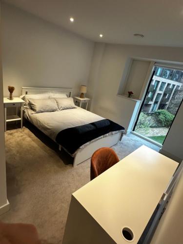 A bed or beds in a room at Modern house in central London