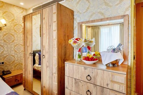 Vestidor de madera en un dormitorio con espejo en Ardey Hotel, en Estambul