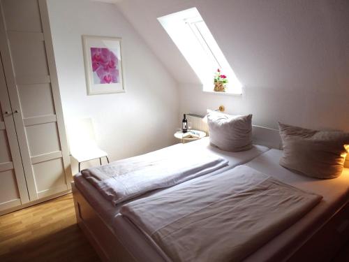 um quarto com uma cama grande e uma janela em Bauernhaus FeWo 3 em Grömitz