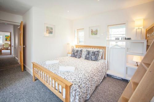 1 dormitorio con 1 cama en una habitación en The Roof Terrace Maisonette - City Centre en Bath