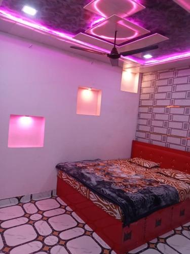 een slaapkamer met een bed in een kamer met paarse verlichting bij Shi Ram lala Palace in Ayodhya