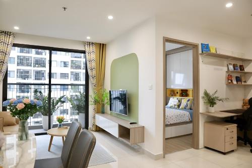 Μια τηλεόραση ή/και κέντρο ψυχαγωγίας στο Homestay Ocean Park Căn 2N full đồ xịn đẹp S1.03