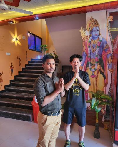 Twee mannen bidden voor een muurschildering. bij Shi Ram lala Palace in Ayodhya