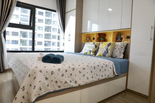 ein Schlafzimmer mit einem Bett mit blauen Handtüchern darauf in der Unterkunft Homestay Ocean Park Căn 2N full đồ xịn đẹp S1.03 in Gia Lâm Pho