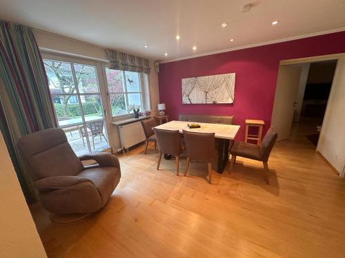 a living room with a dining room table and chairs at Ferienwohnung Lisa in Piding