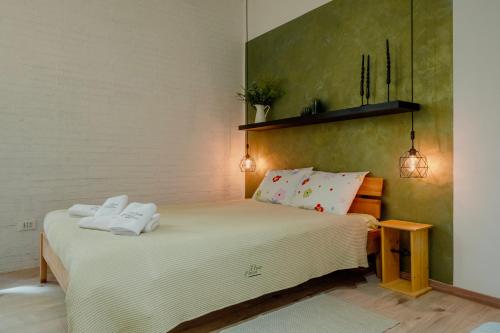 1 dormitorio con 1 cama con 2 toallas en Una casa a San Giacomo x2, en Trieste