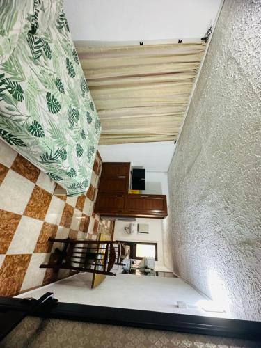 salon ze schodami w domu w obiekcie Verolux bedroom service w mieście Quatre Bornes