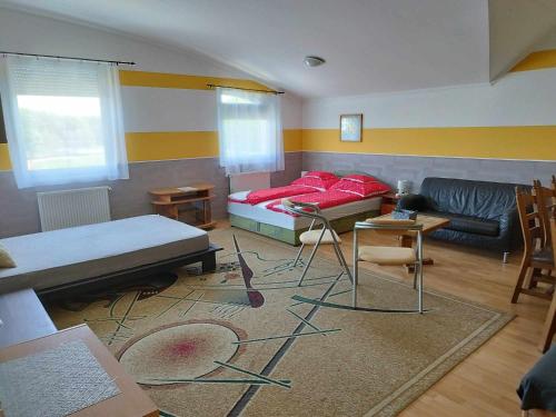ein Wohnzimmer mit einem Bett und einem Sofa in der Unterkunft Kettő Ciprus Appartman 2 in Hajdúszoboszló