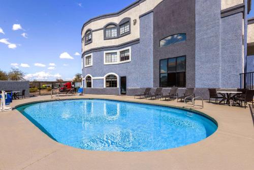 una gran piscina frente a un edificio en Days Inn & Suites by Wyndham Tucson/Marana, en Tucson