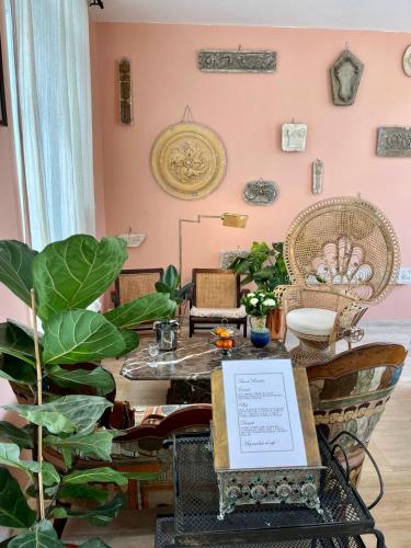 a living room with a table and chairs and plants at Maison Georges in Tourcoing