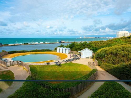 レ・サ​​ーブル・ドロンヌにあるCôte Ouest Hôtel Thalasso & Spa Les Sables d'Olonne - MGalleryのプール付きの家のバルコニーから景色を望めます。