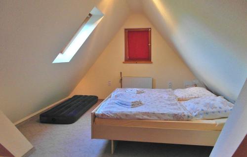 Postel nebo postele na pokoji v ubytování Beautiful Apartment In Hermsdorf-erzgeb, With Wifi