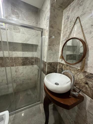 La salle de bains est pourvue d'un lavabo et d'une douche. dans l'établissement Sevil hotel, à Istanbul