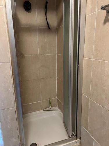 een douche met een glazen deur in de badkamer bij Affordable Room to Rent for Short Stay in Abbey Wood