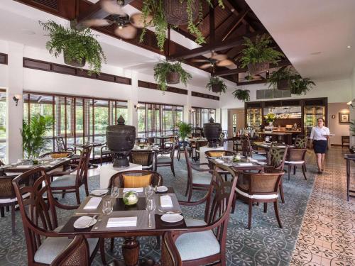 Restoran või mõni muu söögikoht majutusasutuses Sofitel Angkor Phokeethra Golf & Spa Resort