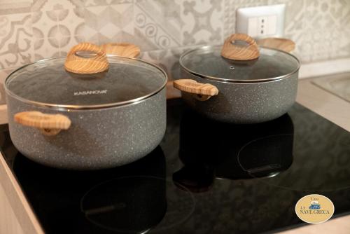 two pots sitting on top of a kitchen counter at Le Dimore di Ulisse a Gela - Casa vacanza B&B - La nave greca in Gela