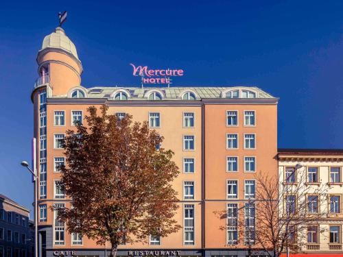 ein großes Gebäude mit einem Turm darüber in der Unterkunft Hotel Mercure Wien Westbahnhof in Wien