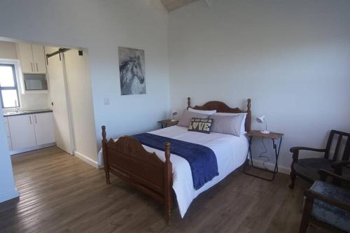 - une chambre avec un lit et une couette bleue et blanche dans l'établissement Dappled Dreams Unit 1, à Langebaan
