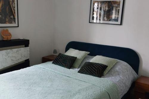 a bedroom with a bed with two pillows on it at Maison 8 voyageurs à 15mn des champs élysées in Asnières-sur-Seine