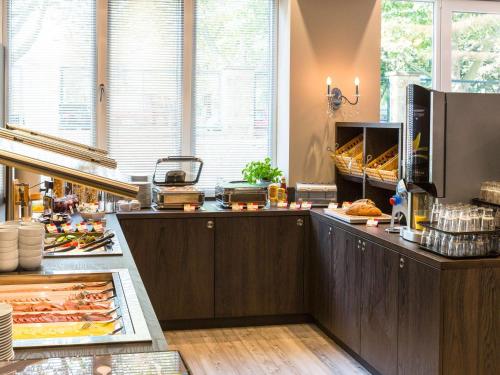 eine Küche mit einer Theke mit Essen darauf in der Unterkunft ibis Styles Rastatt Baden-Baden in Rastatt