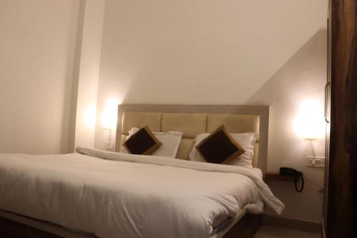 Una cama o camas en una habitación de Paradise Inn