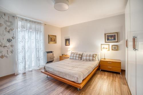 um quarto com uma cama e uma grande janela em Il Rifugio del Cuore em Collestatte