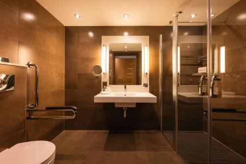 Koupelna v ubytování Radisson Blu Royal Hotel Dublin