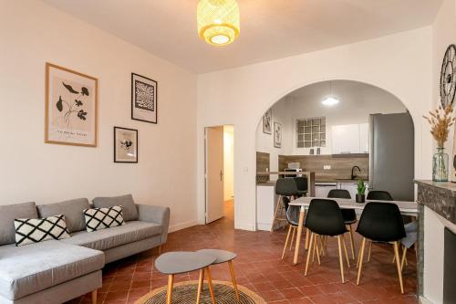 - un salon avec un canapé et une table dans l'établissement Lumineux T5 - Climatisation, à Perpignan