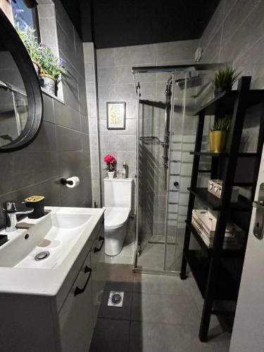 Vonios kambarys apgyvendinimo įstaigoje Urszula's apartment- apartment with pool in Kos