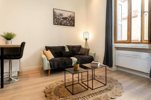 佩皮尼昂的住宿－Atlas - Nexus，客厅配有沙发和桌子