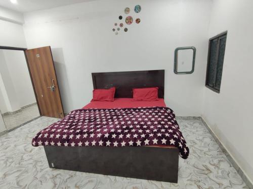 1 dormitorio con 1 cama grande con almohadas rojas en BHUMI GRAND HOTEL, en Varanasi