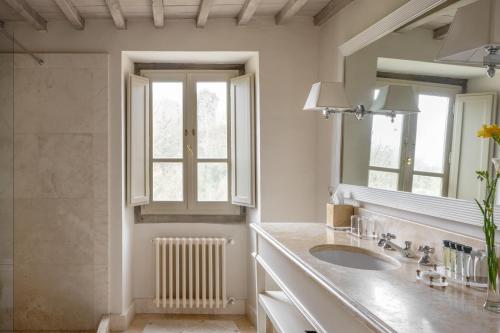 La salle de bains est pourvue d'un lavabo et d'un miroir. dans l'établissement Il Borro Relais & Châteaux, à San Giustino Valdarno