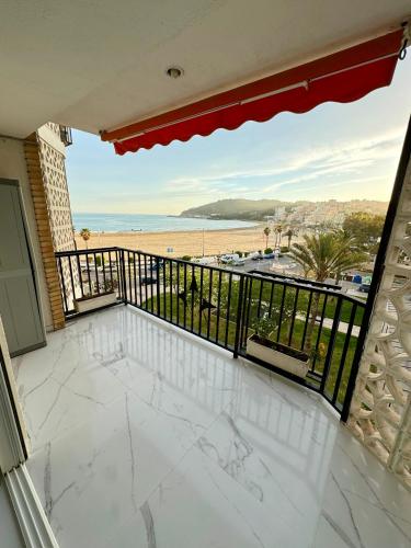 a balcony with a view of the beach at Oropesa del Mar - La Playa de la Concha in Oropesa del Mar