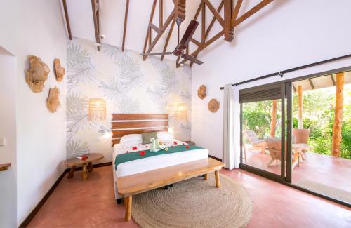 una camera con un letto di Les Lauriers Eco Hotel ad Anse Volbert Village