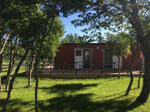Κήπος έξω από το Micanovi Dvori Mobile Home Village Zrmanja