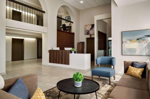 a lobby of a hospital with a waiting room at Wingate by Wyndham Williamsburg in Williamsburg