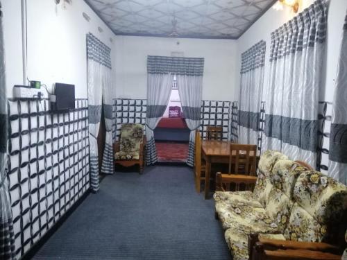 - un salon avec un canapé, une table et des chaises dans l'établissement ZAHIRA Beach Place Kattankudy, à Kattankudi