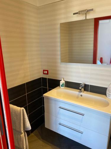 a bathroom with a sink and a mirror at Rossa Chupiteria The Time Avanzato in Licata