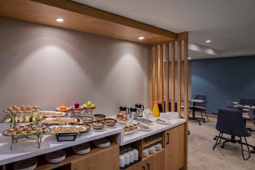 um buffet com muitos tipos diferentes de comida em Hampton By Hilton Istanbul Sirkeci em Istambul