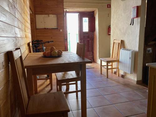 a kitchen with a table with a bowl of fruit on it at Casa Medieval de Nisa in Nisa